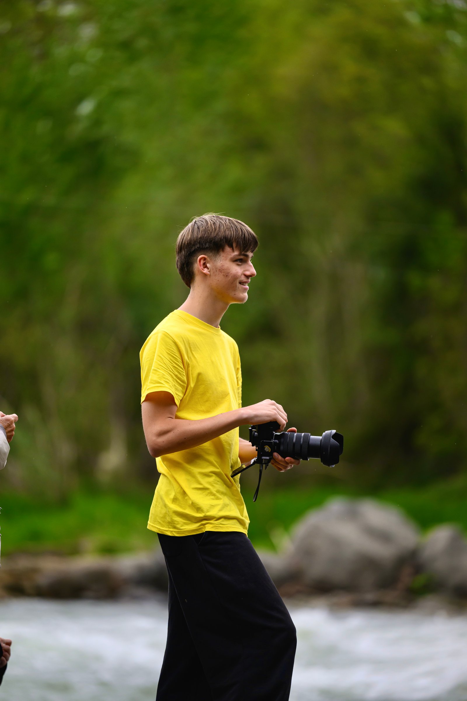 Pablo, photographe et vidéaste d'AVIRON Studio, en tournage